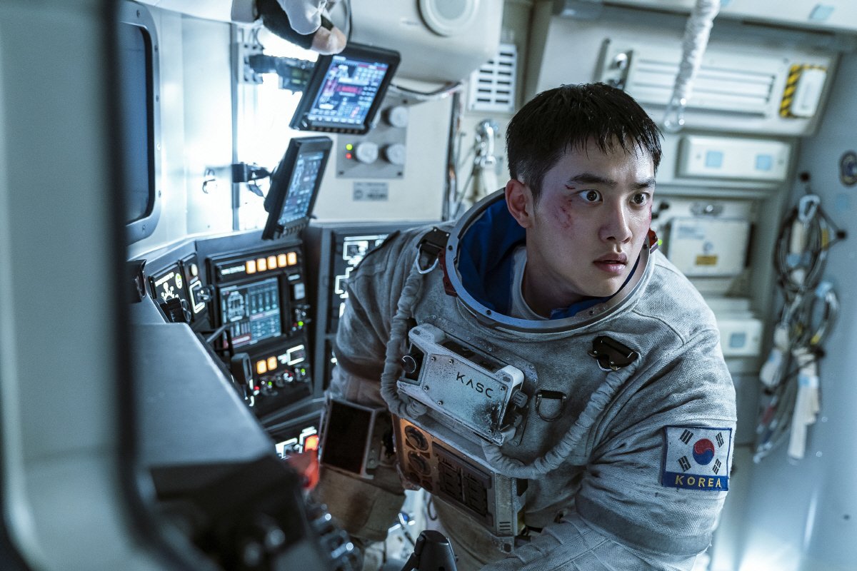 #EXO's #Do is praised for his great acting by #TheMoon director #KimYonghwa at a Press conference for the movie today: '#DohKyungSoo is an amazing actor! He will be here for a long time'!👏👨‍🎤🎥👑💙
#TheMoon' starring #DOHKYUNGSOO will hit theaters August 2!
#도경수 
#엑소 #더문