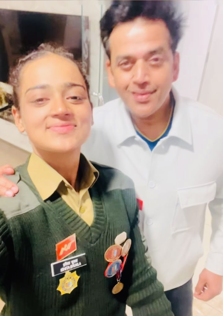 MLADineshKhatik's tweet photo. मेरे मित्र, वरिष्ठ भाजपा नेता एवं गोरखपुर सांसद श्री रवि किशन जी की बेटी इशिता शुक्ला को ‘महिला अग्निवीर’ बनने पर हार्दिक बधाई! अब वह #AgnipathScheme के तहत एक सैनिक के रूप में Defence Force को जॉइन करेगी। बेटी इशिता की उपलब्धि देशभर के युवा के लिए प्रेरणा का स्त्रोत है। मैं प्रभु श्रीराम जी से बिटिया रानी के उज्जवल भविष्य की कामना करता हूं।
@ravikishann