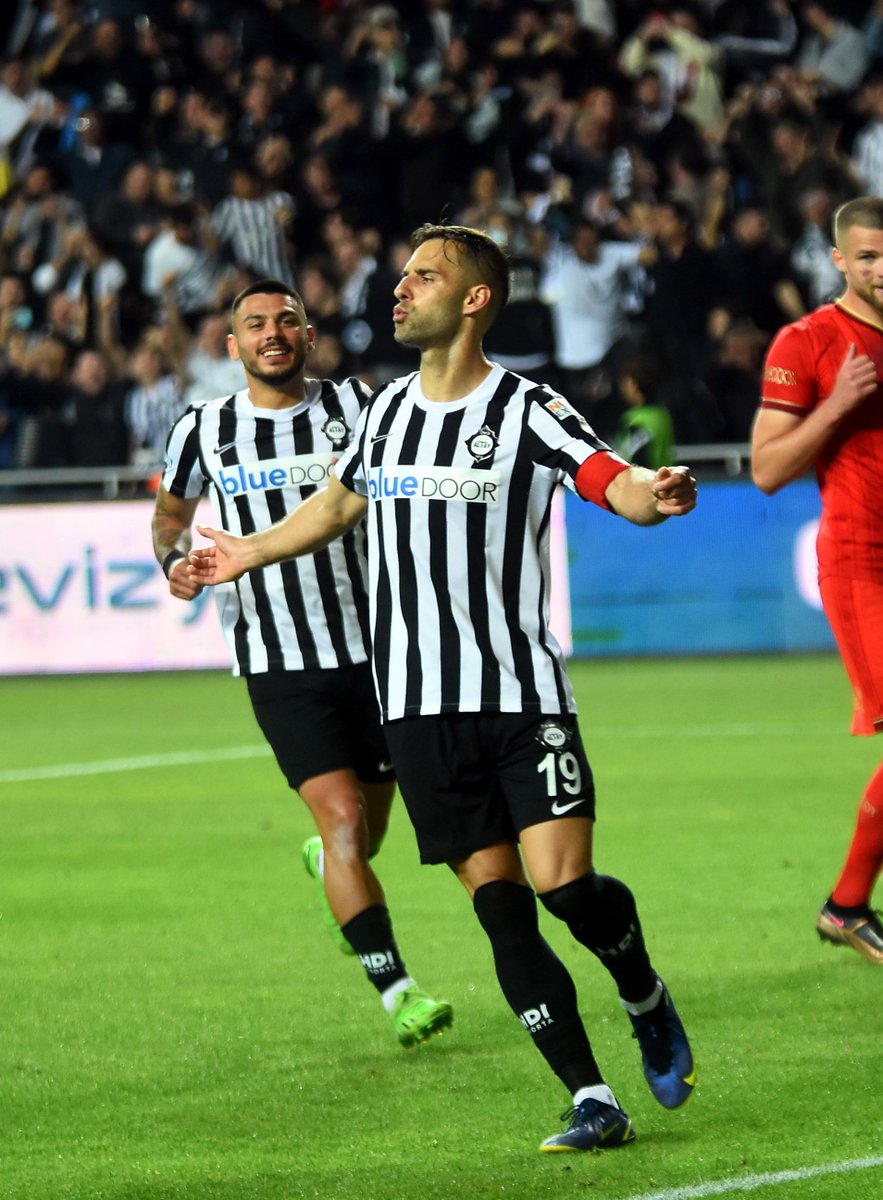 ntvspor's tweet photo. 1. Lig'in kralına yeni talip çıktı

▫ 5 sezonda 4 kez krallık tacını takan Paixao'da belirsizlik sürüyor

https://t.co/7WDVcO6T0w

Foto: DHA https://t.co/6SNKqCUd1R