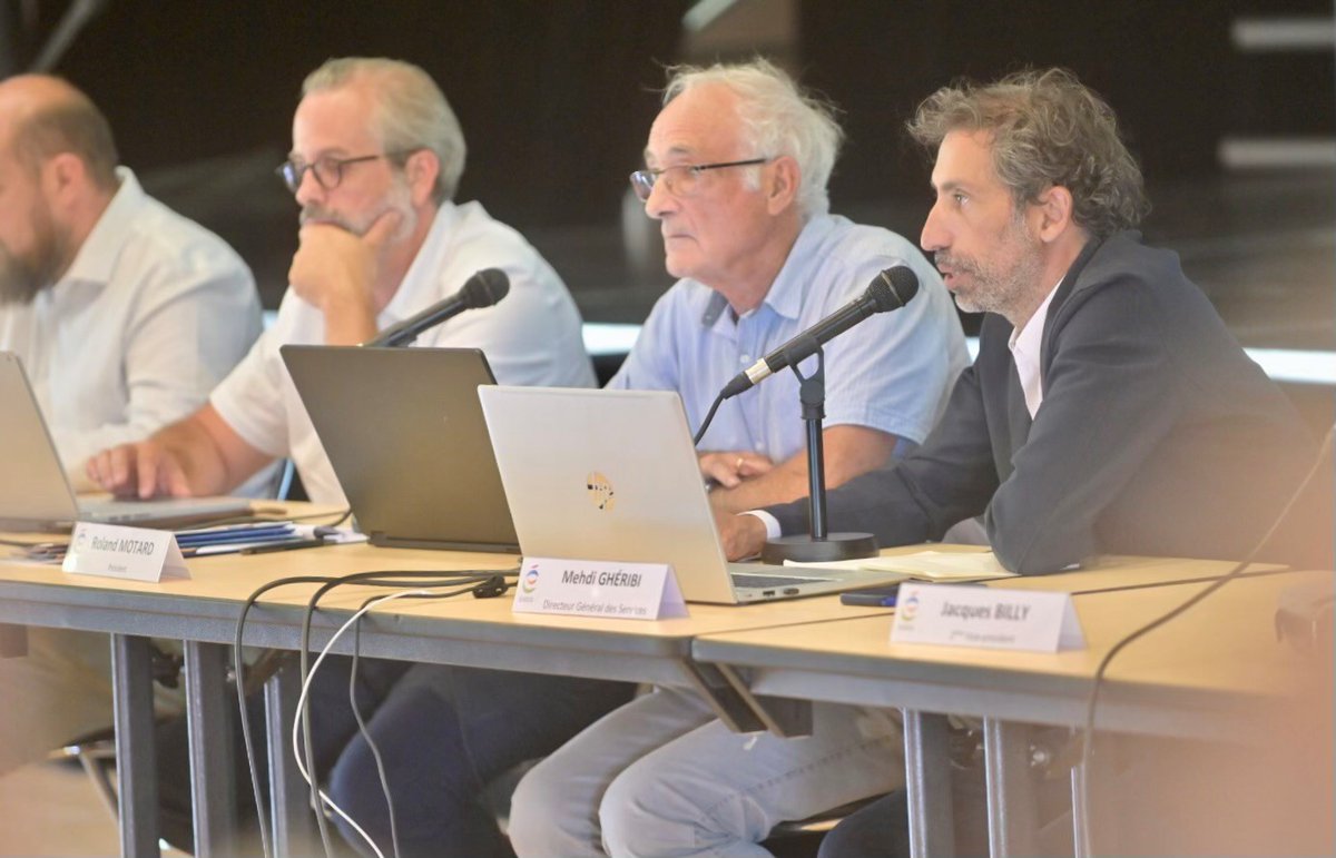 [ÉVÉNEMENTS]

Hier, le Syndicat d'énergie a organisé son Comité Syndical, et son Assemblée Générale. Une occasion de réunir les élus du SIEDS pour leur présenter :

📌les aides du SIEDS
📌les rapports d'activité des différents concessionnaires 

Un moment de partage et d'échanges