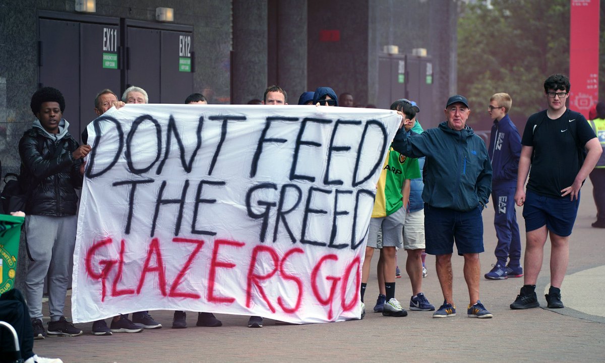 UnitedUpdates's tweet photo. 🚨✊ Manchester United were forced to close their official megastore at Old Trafford today due to anti-Glazer fan protests. [@MirrorFootball] #GlazersOut https://t.co/jtmeJcj2Du