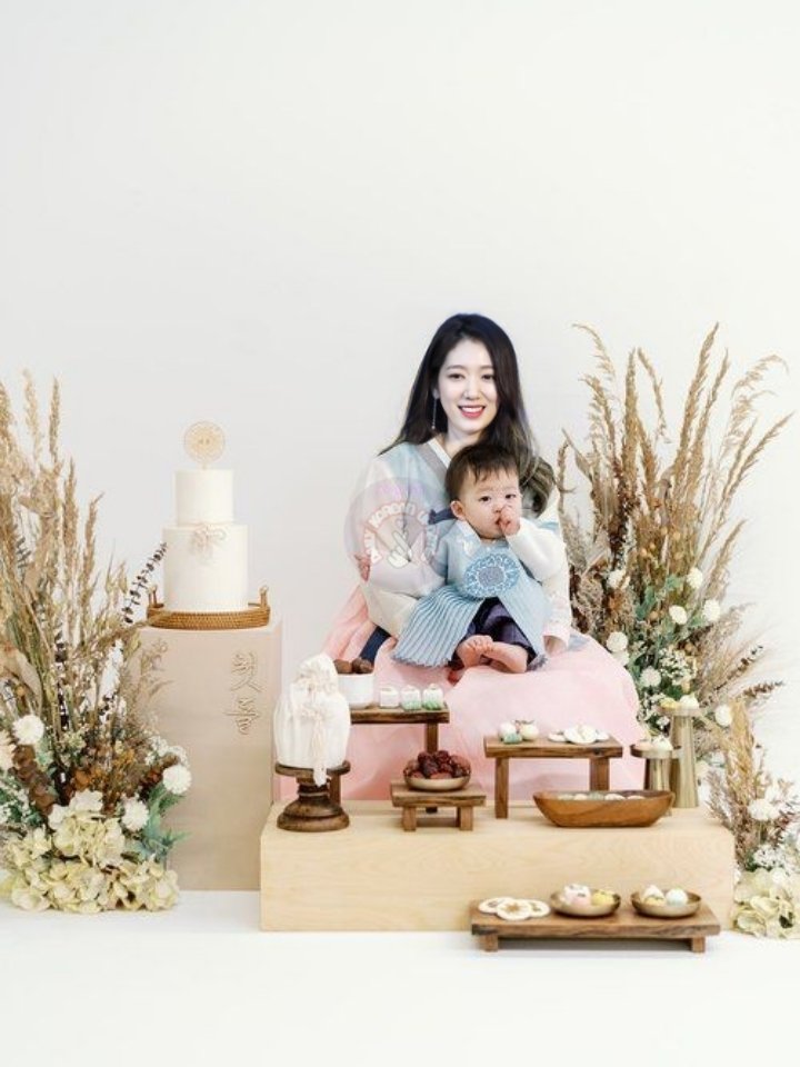DailyKoreanU's tweet photo. Park shin hye family, celebration of her son's first birthday 🥳🎂💕 
FULL VIDEO👇👇👇
https://t.co/nZnDIUbyIu #ParkShinHye https://t.co/fXQvBy5mH9