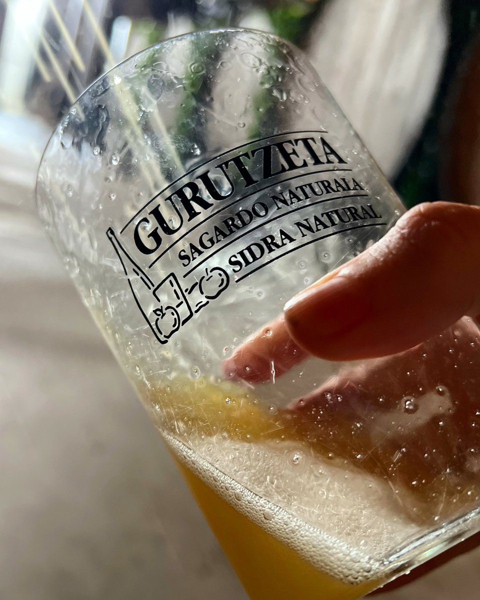 #Sagardoa urte osoan txotxean dastatzeko aukera duzue. Baita sagardotegi-menua ere!

Podéis degustar la sidra todo el año en txotx. ¡También el menú de #sidrería!
You can taste cider all year round in txotx. Also the #cider house menu! #gurutzetaxtxuleta