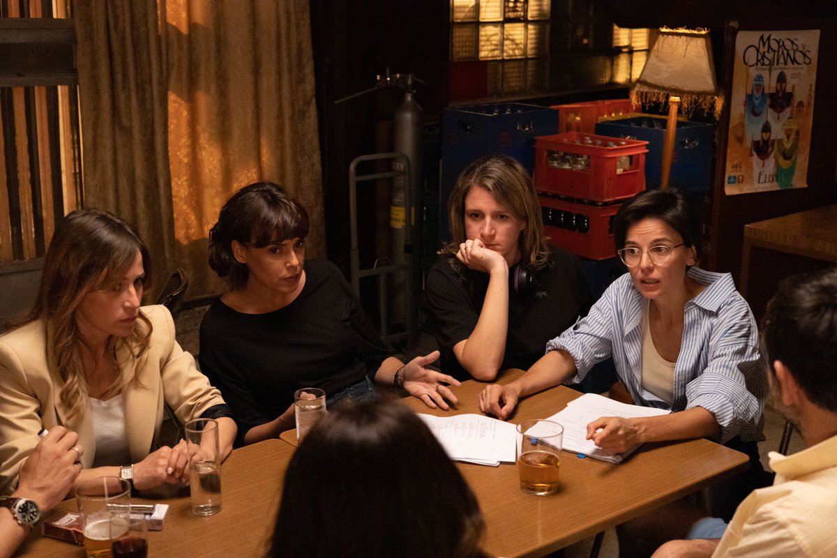 ellas_com_'s tweet photo. 🎬 finaliza el rodaje de #laslargassombras Una serie original de @DisneyPlusES dirigida por @ClaraRoquet y protagonizada por #elenaanaya @belencue @IreneEscolar1 @martaetura1 @itziaratienza #lorenalopez #anarayo ➡️ https://t.co/kaAJB20Fih 📸 @LluisTudela https://t.co/t7UPI0vLYg