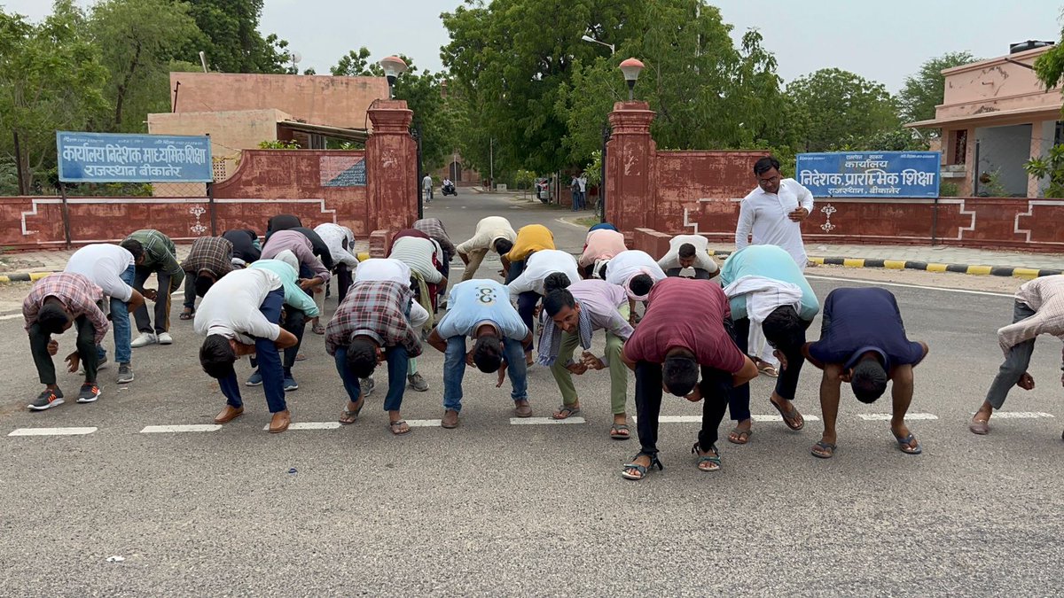 #REET Level 2 विशेष शिक्षक धरना प्रदर्शन जारी
अभ्यर्थी मुर्गा बनकर चले बिकानेर निदेशालय के बाहर
न्याय ... <a href="/1stIndiaNews/">First India News</a>
<a href="/ashokgehlot51/">Ashok Gehlot</a> <a href="/RajCMO/">CMO Rajasthan</a> <a href="/TheUpenYadav/">Upen Yadav (मोदी का परिवार)</a> <a href="/DrBDKallaINC/">Dr. Bulaki Das Kalla</a> <a href="/kana_ias/">Kana Ram</a>