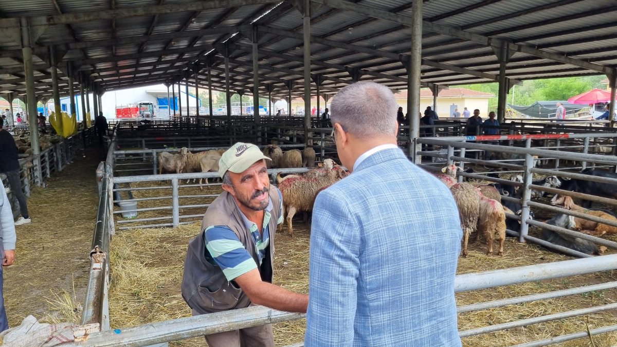 KarabukValiligi's tweet photo. Kurban Bayramı arifesinde Canlı Hayvan Pazarını ziyaret eden Vali Fuat Gürel, vatandaşların ve hayvan satıcılarının Kurban Bayramını tebrik ederek İl Tarım ve Orman Müdürü Çetin Ayvalık ve teknik personelden alınan tedbirlere ilişkin bilgiler aldı
#FuatGurel #TCKarabükValiliği https://t.co/bM2P6uYJwu