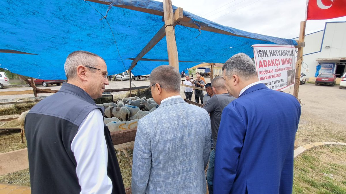 KarabukValiligi's tweet photo. Kurban Bayramı arifesinde Canlı Hayvan Pazarını ziyaret eden Vali Fuat Gürel, vatandaşların ve hayvan satıcılarının Kurban Bayramını tebrik ederek İl Tarım ve Orman Müdürü Çetin Ayvalık ve teknik personelden alınan tedbirlere ilişkin bilgiler aldı
#FuatGurel #TCKarabükValiliği https://t.co/bM2P6uYJwu