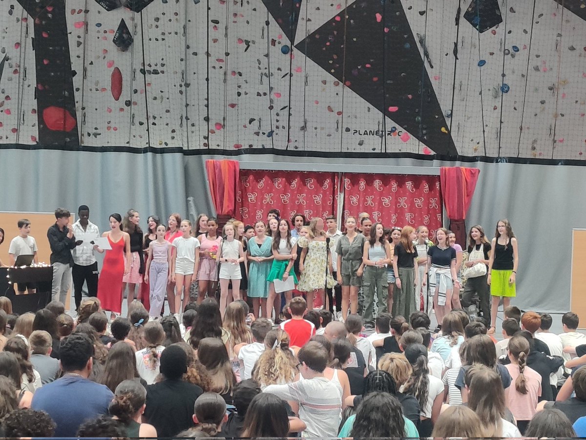 BRAVO 👏 aux élèves et aux encadrants de la chorale, de l'atelier théâtre et de l'atelier des talents pour leur magnifique SPECTACLE 🤩 "Et si on jouait". Une très belle façon de terminer l'année scolaire.