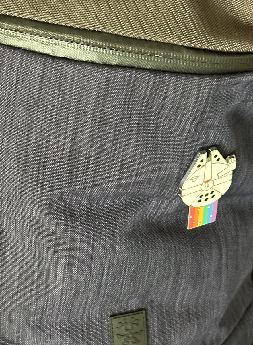 The road to Denver #GCLS
Leg 1  ✅
Leg 2 ⚠️⚠️🤷🧳🤦🍻⚠️
But at least my bag looks fabulous thanks to Jo Fletcher
#gcls2023 <a href="/goldencrownls/">The Golden Crown Literary Society (GCLS)</a>