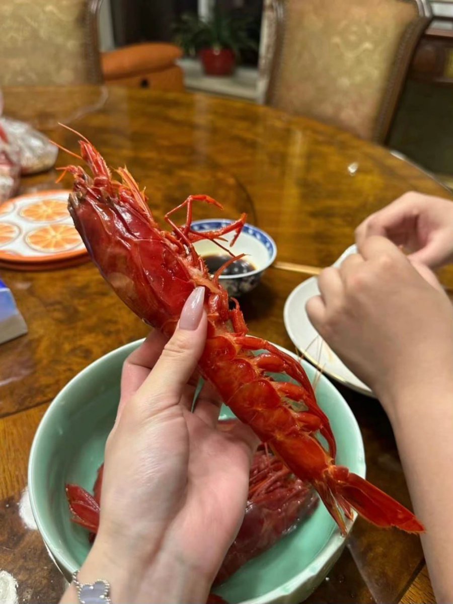 kittycutiest's tweet photo. I like to eat delicious shrimp. A good friend is someone who will help you remove the shrimp shell. Would you like to be my good friend? 😅😛😛· https://t.co/XXJbOBjizI