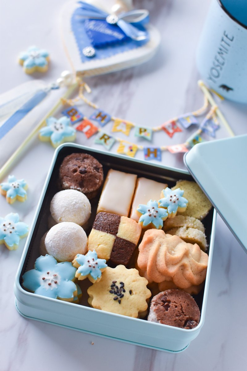 yuni_sweets's tweet photo. Happy birthday🎉🎉
次女さんが17歳に✨
リクエストは今年もクッキー缶🍪
大好きな水色だけ使った8種類のクッキー！沢山のお友達も食べてくれました😊
#yummy #sweets #homebaking #cookies #スイーツ #おやつ #デザート#手作りお菓子 # 家カフェ#おうち時間 #クッキー缶  #誕生日 #おめでとう https://t.co/s67P7XdUxI