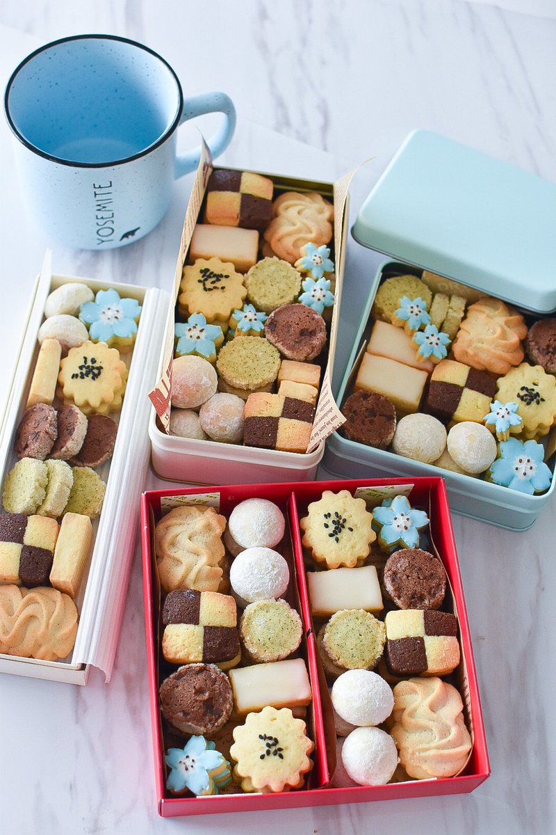 yuni_sweets's tweet photo. Happy birthday🎉🎉
次女さんが17歳に✨
リクエストは今年もクッキー缶🍪
大好きな水色だけ使った8種類のクッキー！沢山のお友達も食べてくれました😊
#yummy #sweets #homebaking #cookies #スイーツ #おやつ #デザート#手作りお菓子 # 家カフェ#おうち時間 #クッキー缶  #誕生日 #おめでとう https://t.co/s67P7XdUxI