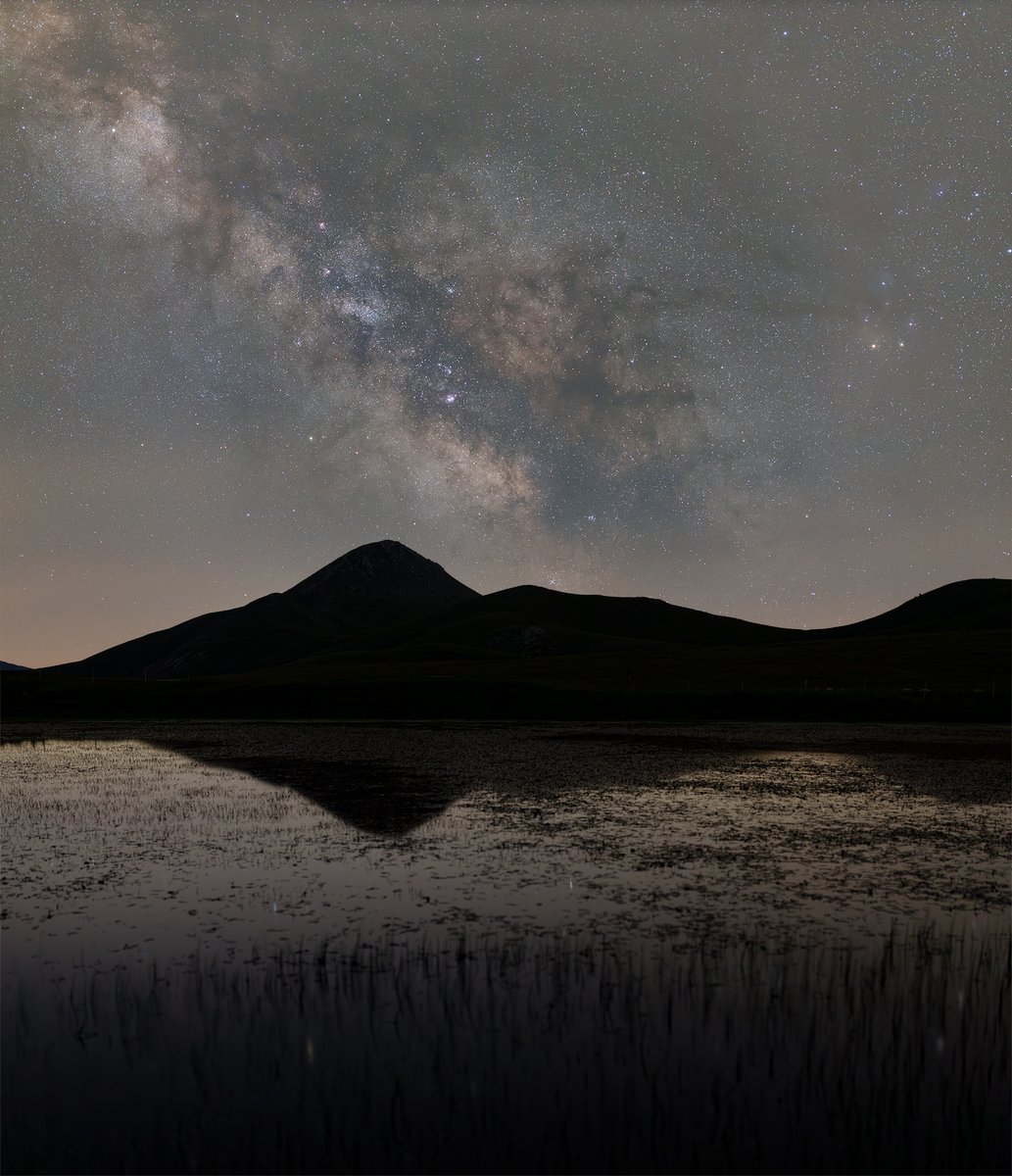 GioAlbLat's tweet photo. Milky Way core on Racollo lake, at Campo Imperatore plateau. Visibile in real colors despite light veil clouds. Stacking in Pixinisight 5 dithered series of 25 shots each, from tripod, at 12800 ISO.
#nightpics #nightsky
#space #starshooting #skylandscape #milkyway #vialattea https://t.co/Q7NR3CHim9