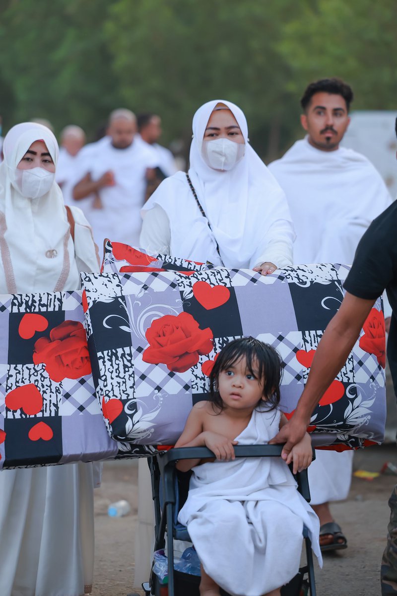 من تغطيتي للحجاج وأشيد بدور القطاع الخاص في خدمة #الحجاج بتوفير المظلات و الوجبات 🌿🌿
#يوم_عرفة 
#حج_1444 
#جبل_الرحمة