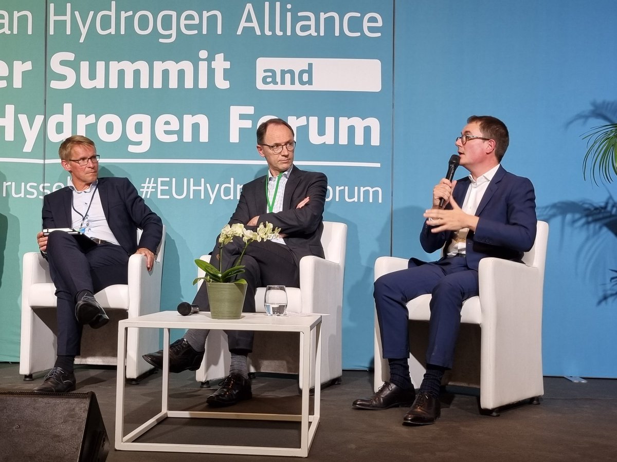 EU #hydrogen forum <a href="/ErkkiMaillard/">Erkki Maillard</a> <a href="/EDFofficiel/">EDF</a> : by 2030 we need ca 100 GW electrolysers to produce 10Mt of clean hydrogen, this requires 550Twh of clean #electricity ! For this:
■ Tech neutrality in reg framework 
■ speed in support and state aid assessment to start the market