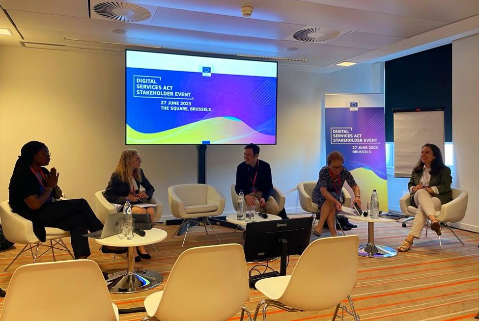 During the #DigitalServicesAct Stakeholder Event we asked...

....is the EU doing enough to tackle #GBV and #cyberviolence? 💪🏻🇪🇺

Great experts from academia, CSO and EU replied 🤓 

#DSA <a href="/DigitalEU/">Digital EU 🇪🇺</a> 
<a href="/AshaOAllen/">Asha Allen</a> <a href="/eige_eu/">EIGE</a>
<a href="/saradevido/">sarettadv</a> @Noeline_B