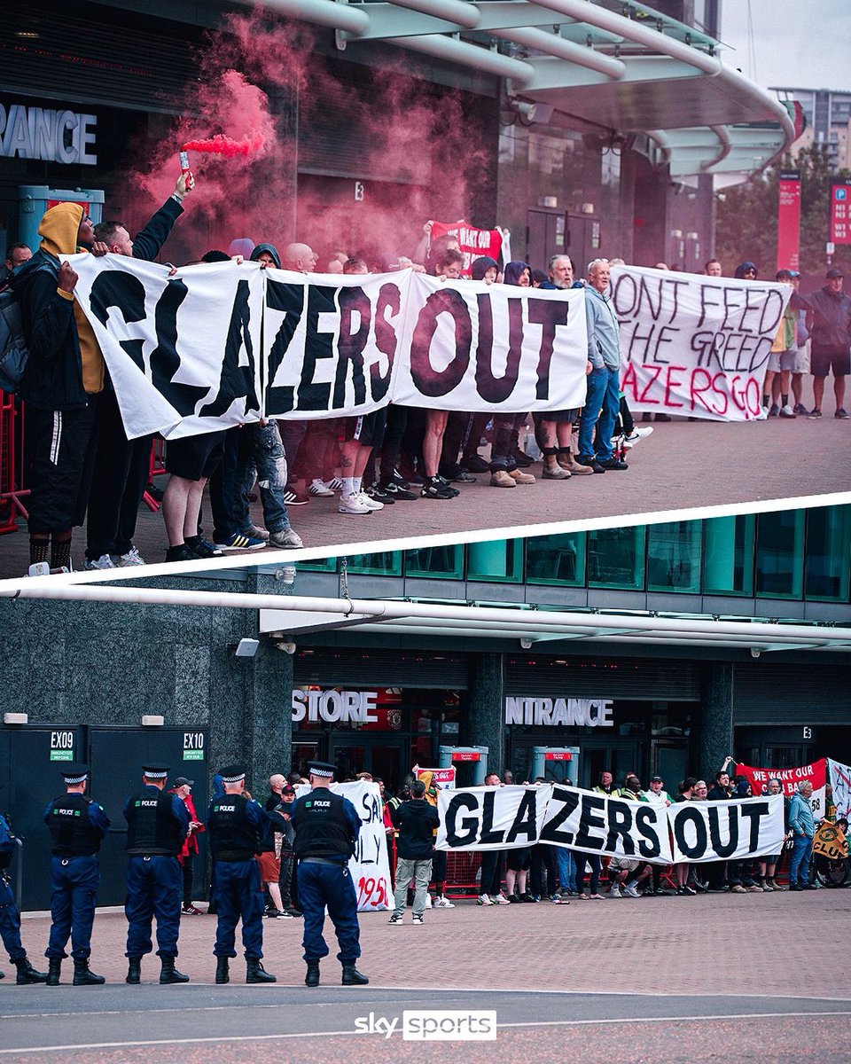 Manchester United supporters blocked the entrance to the club's Megastore on Tuesday to protest against the Glazer family amid the ongoing ownership saga. 🏟️🔴