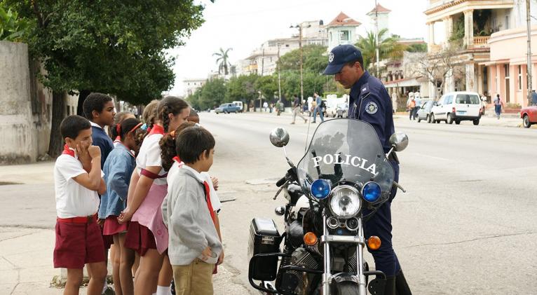 No somos una sociedad perfecta. Hay delitos. Pero #Cuba tiene un clima de seguridad que muchos en el mundo quisieran. Se logra #ConLaFuerzaDelPueblo: el MININT es parte de él. Y se agradece. #Cuba <a href="/UJCdeCuba/">UJC de Cuba</a> <a href="/camaguey_ujc/">UJC Camagüey</a>