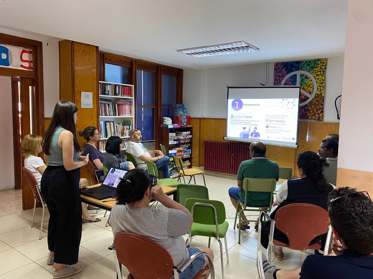 F_Rondilla's tweet photo. ¡Comienza BITaminadas! 💥🎮👩💻 El curso de Diseño e Iniciación a Videojuegos ha arrancado con éxito. Ayer tuvimos la presentación con familias e iniciamos la formación con las chicas. Objetivo: ¡crear nuestro propio videojuego! @fundacionesplai #bitaminadas #Agenda2030 #STEAM https://t.co/jE0MLEOn7b