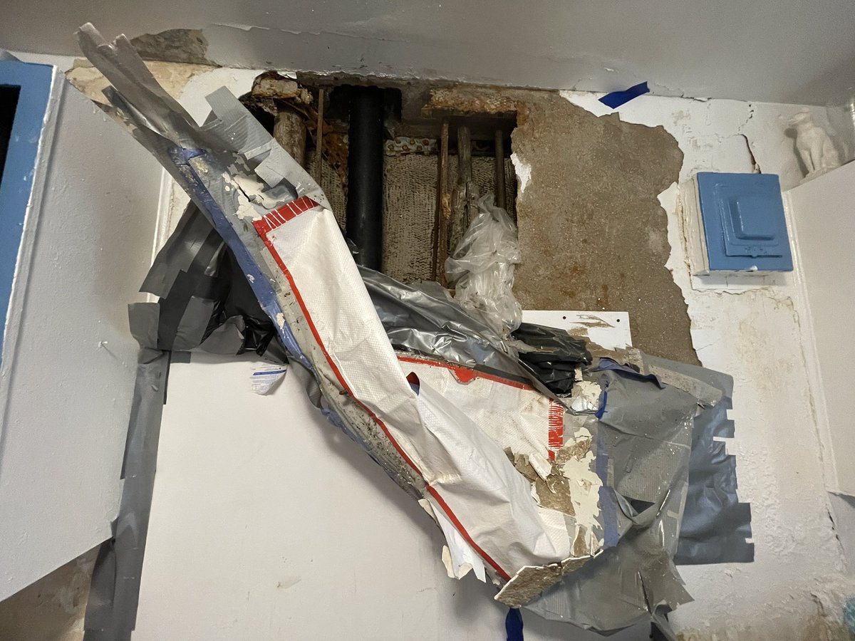 kimberlyleon's tweet photo. @NYCMayor @SenSchumer @SenGillibrand @NYCHA Let’s spend some of the money and fix this https://t.co/9UTKyndHud