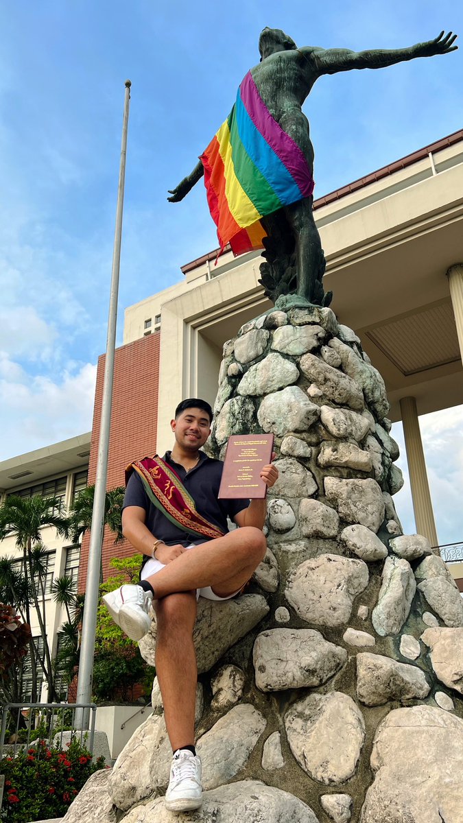 robgutierrez08's tweet photo. ORGOGLIO ED ONORE. It is with so much pride that i share with you the fruit of a year’s worth of labor, which consisted of painstaking writing sessions about a topic that’s close to my heart, in a language that’s completely different from mine🫀🌻

#sablay2023 https://t.co/suzXNRPGKS