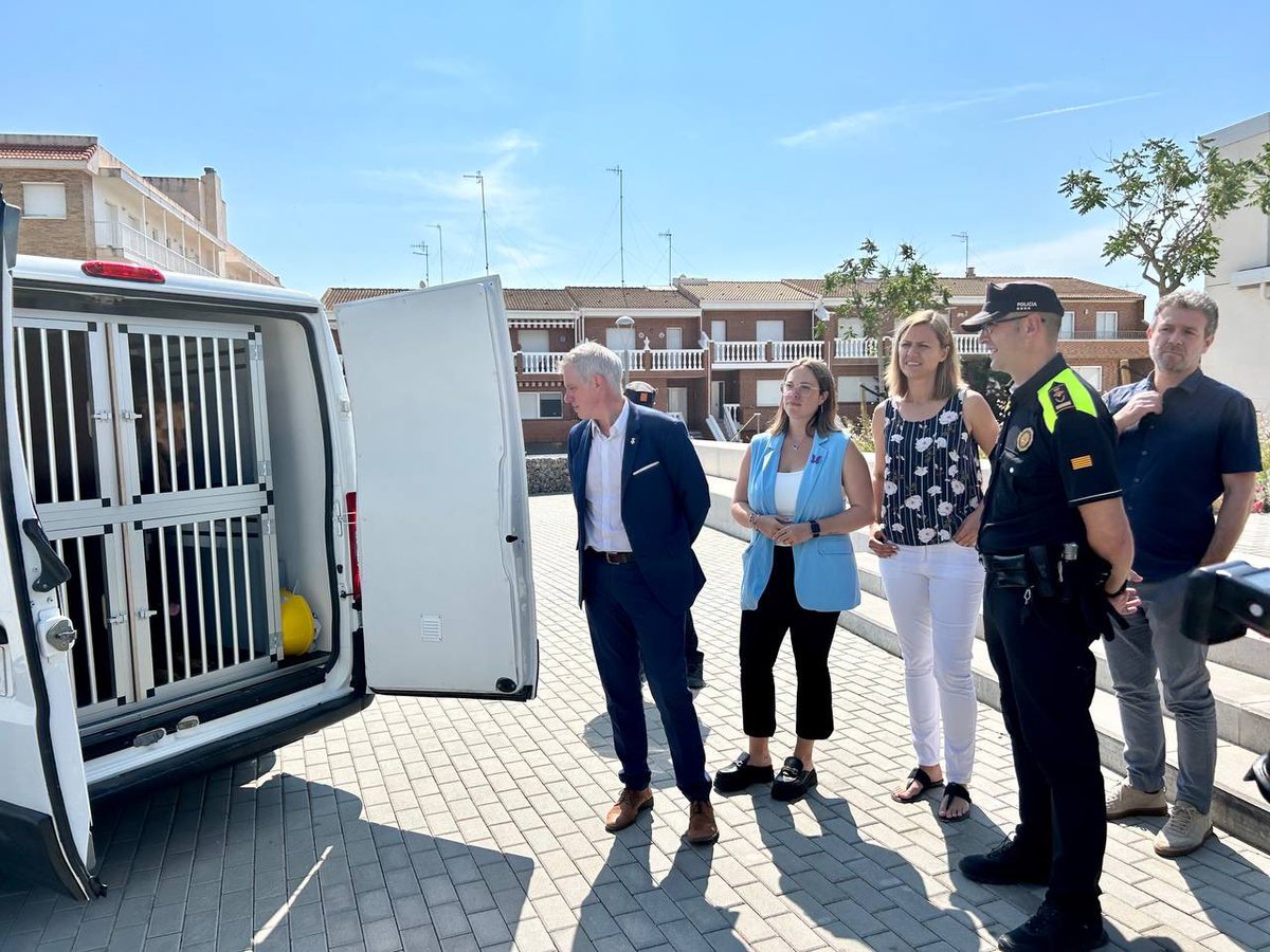 ajamposta's tweet photo. 👮🏻♀️👮🏾♂️👮🏻EDUCACIÓ360 | Alumnes de l’Ins Montsià adeqüen una furgoneta en desús per convertir-la en la furgoneta de la unitat canina de la Policia Local
En el marc del projecte FP Innova entre l’Ajuntament d’Amposta i l’institut Montsià
➡️ +INFO: https://t.co/39OKmARyNH https://t.co/Y1F9g03y01