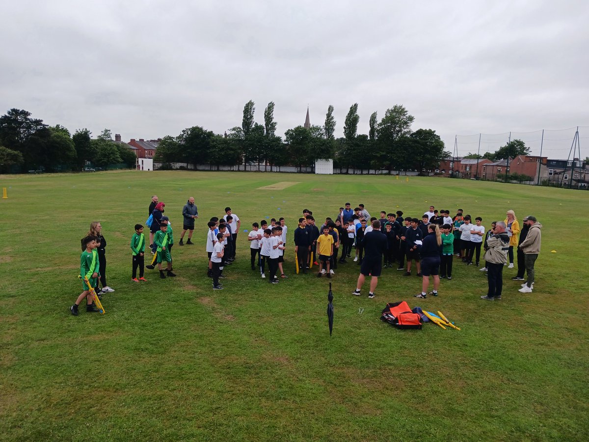 lphilip200's tweet photo. Much excitement this afternoon for @HathershawC primary cluster cricket festival Thankyou as always @WernethCCnews for hosting .
Good Luck to all our schools.
@BroadfieldPri @Greenhill_HT @WernethPS @Coppiceprimary @alexpark @HortonMill .
Great work@petejacko https://t.co/B4SuXteNYy