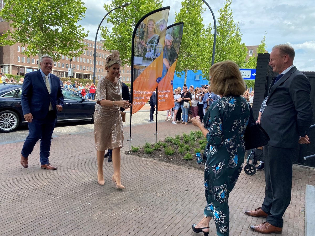 qredits's tweet photo. Binnen wordt de Koningin verwelkomd door Voorzitter van de Raad van Toezicht @Marilou_vGB en Algemeen Directeur @egroenevelt. 2/2 https://t.co/fYR1gHKKjA