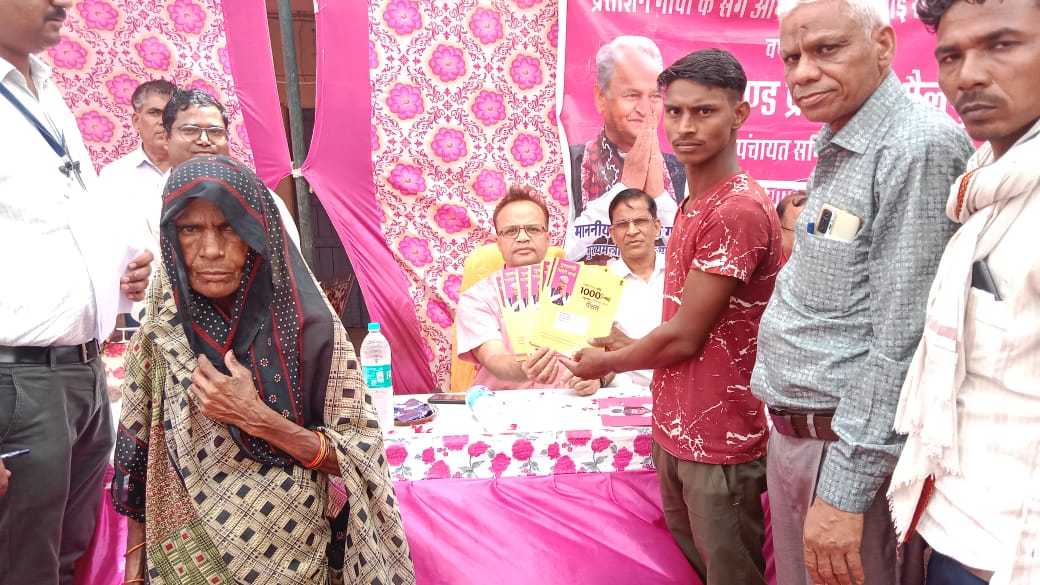 DmDholpur's tweet photo. #Dholpur
जिला कलक्टर अनिल कुमार अग्रवाल ने ग्राम बिरोंधा में किया महंगाई राहत और प्रशासन गावों के संग अभियान शिविर का निरीक्षण

तीन आंगनवाडी भवन निर्माण के लिए प्रदान की एनओसी
@DIPRRajasthan 
@RajGovOfficial https://t.co/3Gv2BHAJvI