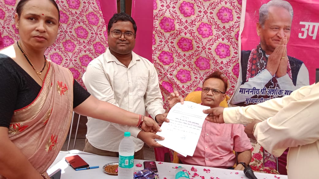 DmDholpur's tweet photo. #Dholpur
जिला कलक्टर अनिल कुमार अग्रवाल ने ग्राम बिरोंधा में किया महंगाई राहत और प्रशासन गावों के संग अभियान शिविर का निरीक्षण

तीन आंगनवाडी भवन निर्माण के लिए प्रदान की एनओसी
@DIPRRajasthan 
@RajGovOfficial https://t.co/3Gv2BHAJvI