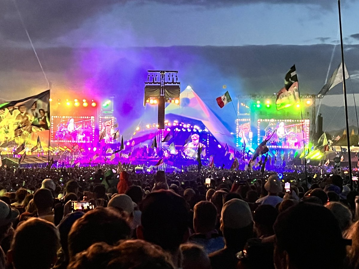 damowatts's tweet photo. @glastobation One of these two 📸 https://t.co/ye6Nt0NyL4