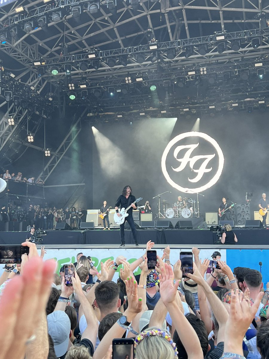 damowatts's tweet photo. @glastobation One of these two 📸 https://t.co/ye6Nt0NyL4