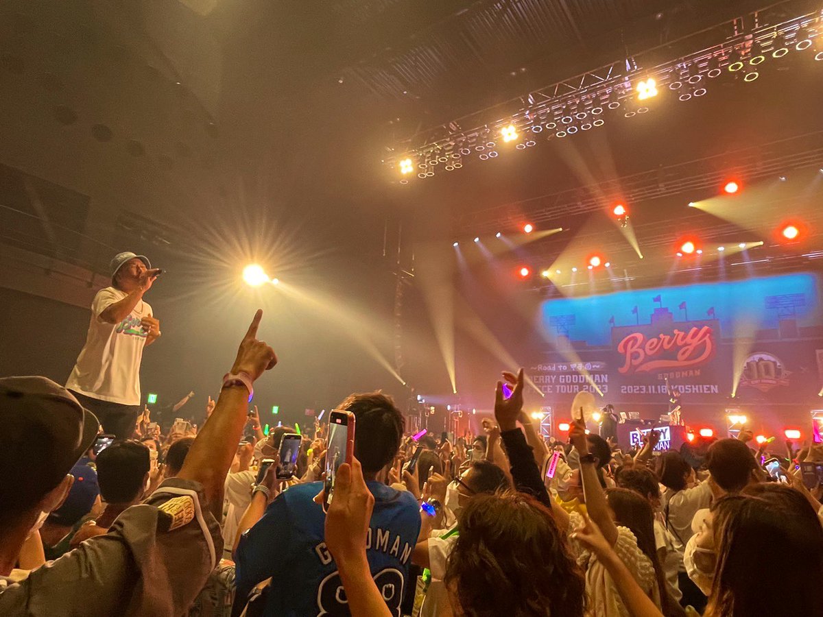 nachu0212's tweet photo. 6.25.大阪。
8年越しにやーーーとベリグのライブへいつも背中押してもらってる曲を生で聴けて、みんなで歌えて最高の言葉以外見つからなかった
初ライブで緊張してたけど、入りがモー娘のザ☆ピースで緊張ほぐれたのもいい思い出😂
#ベリーグッドマン https://t.co/53lkIiOhk5