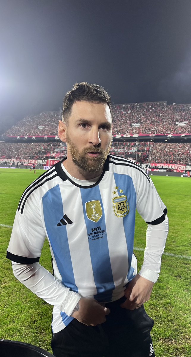 RamaBlasquez's tweet photo. La despedida de #MR11 tuvo un invitado especial… En el día de su cumpleaños 🎂 Leo Messi estuvo presente en el Coloso “Marcelo Bielsa” @SC_ESPN @StarPlusLA https://t.co/NpfhhHvT7d