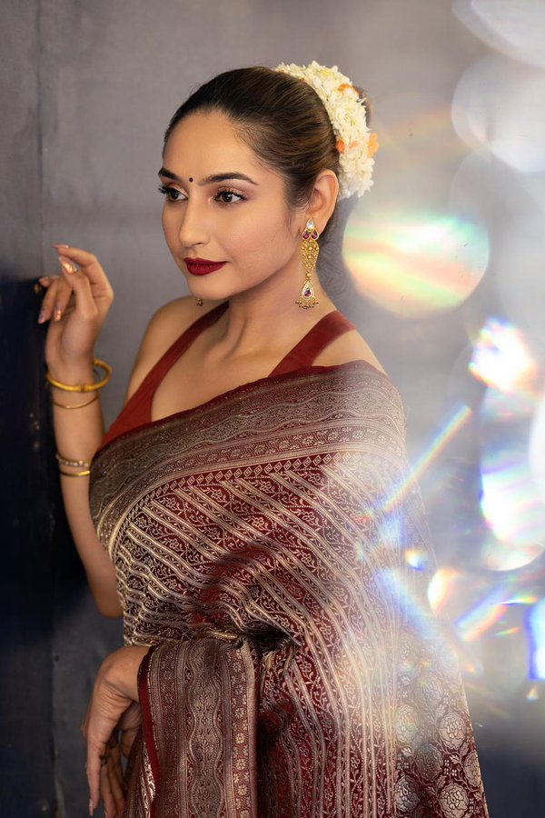 unmaiofficial's tweet photo. Actress Ragini Dwivedi latest saree Clicks #Kick #KickMovie
@raginidwivedi24
#RaginiDwivedi #unmai https://t.co/VGYvMzt3pw