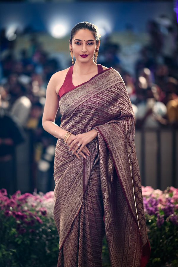 unmaiofficial's tweet photo. Actress Ragini Dwivedi latest saree Clicks #Kick #KickMovie
@raginidwivedi24
#RaginiDwivedi #unmai https://t.co/VGYvMzt3pw