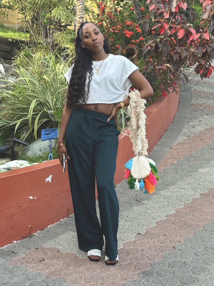 jadethajem's tweet photo. Stay private. Stay low-key. Stay humble 🌻🌴 https://t.co/wZ8SCFnolI