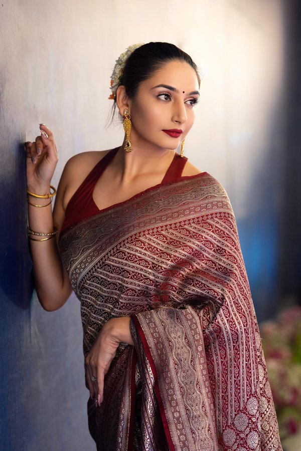 unmaiofficial's tweet photo. Actress Ragini Dwivedi latest saree Clicks #Kick #KickMovie
@raginidwivedi24
#RaginiDwivedi #unmai https://t.co/VGYvMzt3pw
