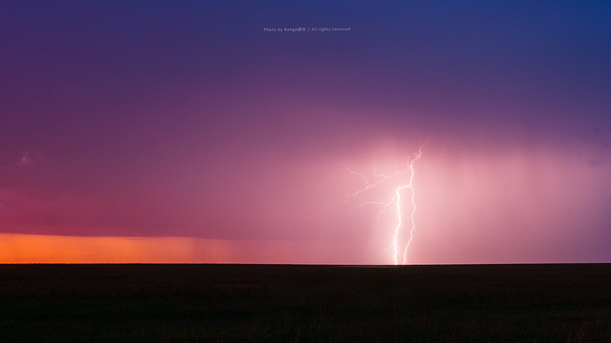 YijingLiu7's tweet photo. A lightning strike with gorgeous orange color during sunset time at Hulun Buir prairie in north China.The rainfall behind was totally lit. Nothing is better than plain for lightning photography！ https://t.co/IoC33Bvayy