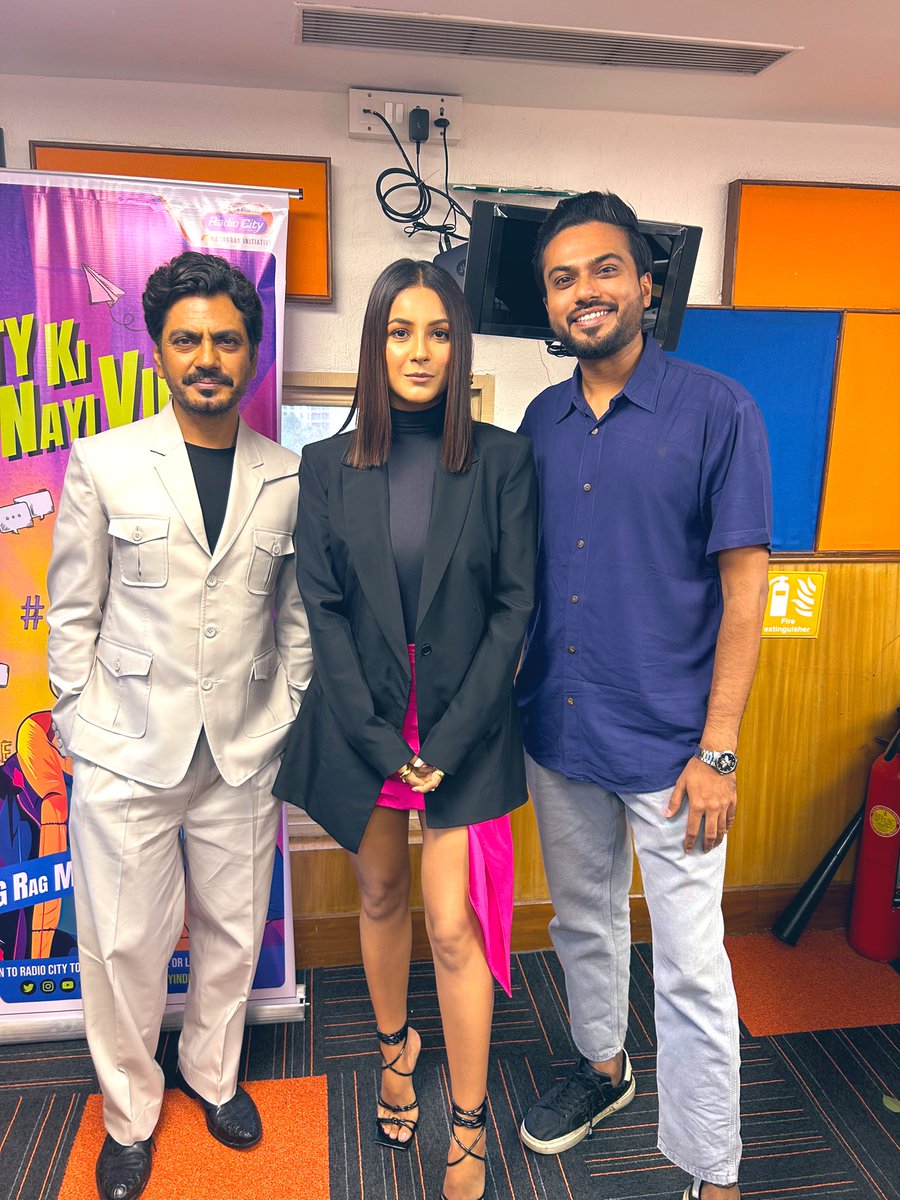 rjkaranmehta's tweet photo. She is serious here 🙈 but I promise interview mein Bahut haasi hai #ShehnaazGill ne jeeta ❤️ #shehnaazian #rjkaranwithshehnaaz https://t.co/kVbvdCVTLE