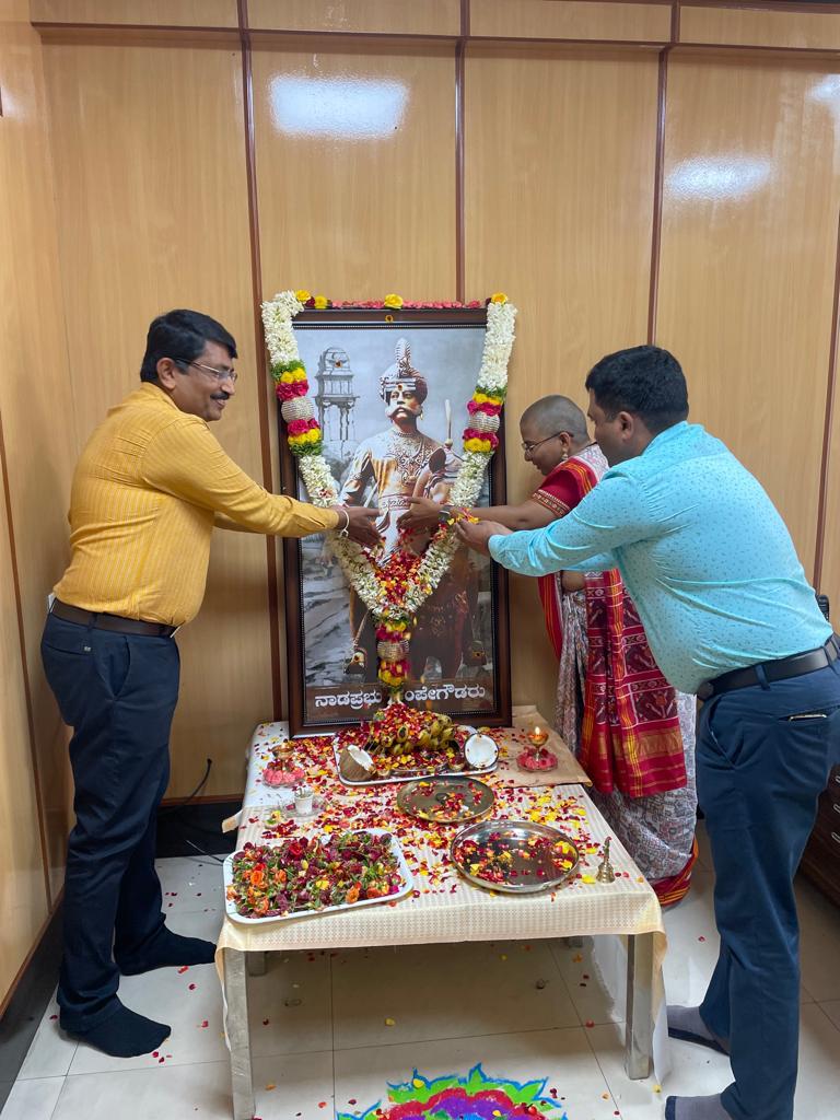 KVCDCofficial's tweet photo. #ಕೆಂಪೇಗೌಡ_ಜಯಂತಿ
ಇಂದು ಕರ್ನಾಟಕ ಒಕ್ಕಲಿಗ ಸಮುದಾಯ ಅಭಿವೃದ್ಧಿ ನಿಗಮದಲ್ಲಿ ಆಯೋಜಿಸಲಾಗಿದ್ದ ಒಕ್ಕಲಿಗ ಸಮುದಾಯದ ಧೀಮಂತ ನಾಯಕ ರಾಜಧಾನಿ #ಬೆಂಗಳೂರು ನಗರದ ನಿರ್ಮಾತೃ ನಾಡಪ್ರಭು ಕೆಂಪೇಗೌಡರ ದಿನಾಚರಣೆಯ ಕೆಲವು ತುಣುಕುಗಳು.

#KempeGowdaJayanti https://t.co/ZEjvBLDqON