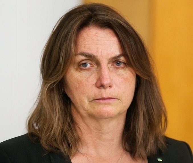 Notícias Paralelas on X: "🚨 Exclusivo: Cantora Inês Legível ...