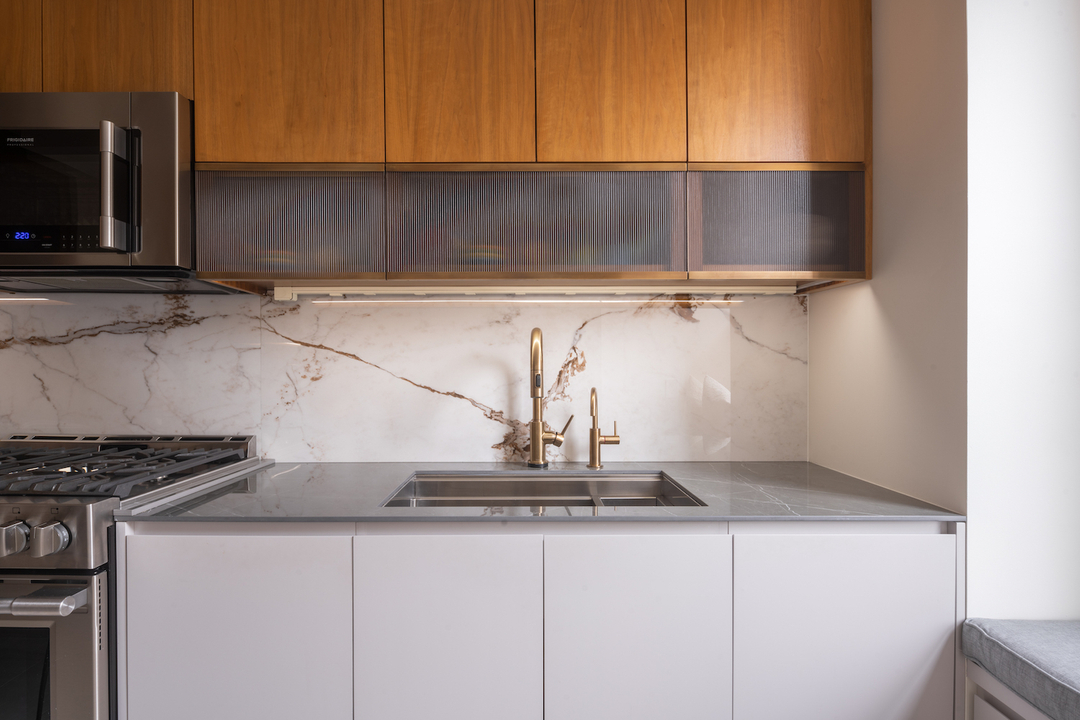 Marble backdrop. A timeless design.
 ⁣ ⁣
.⁣
.⁣
.⁣
.⁣
.⁣
#decor #dreamkitchen #homedesign #interior #interiordecorating #kitchencabinets #kitchendesign #kitchendesignideas #kitchendetails #kitchengoals #kitchenideas #kitcheninspiration #kitcheninspo #kitchenisland #k