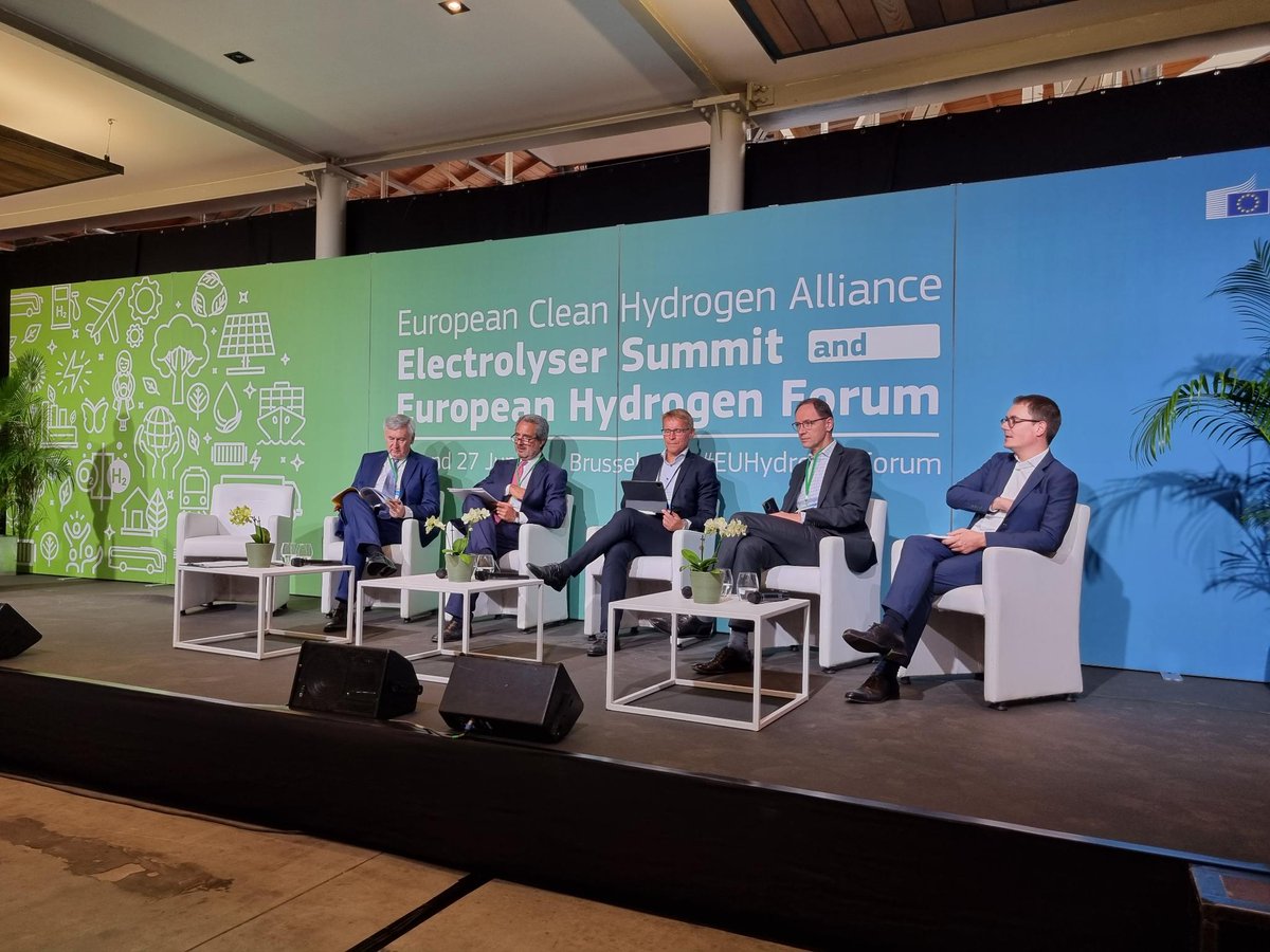 We need to put H2 production at the top of EU agenda to decarbonise industry &amp; heavy transport.
➡️For speeding up decarbonisation
➡️For reducing our dependence on fossil fuels
➡️One step closer to a sustainable energy future
<a href="/ErkkiMaillard/">Erkki Maillard</a> at <a href="/ECH2A/">European Clean Hydrogen Alliance #ECH2A</a>