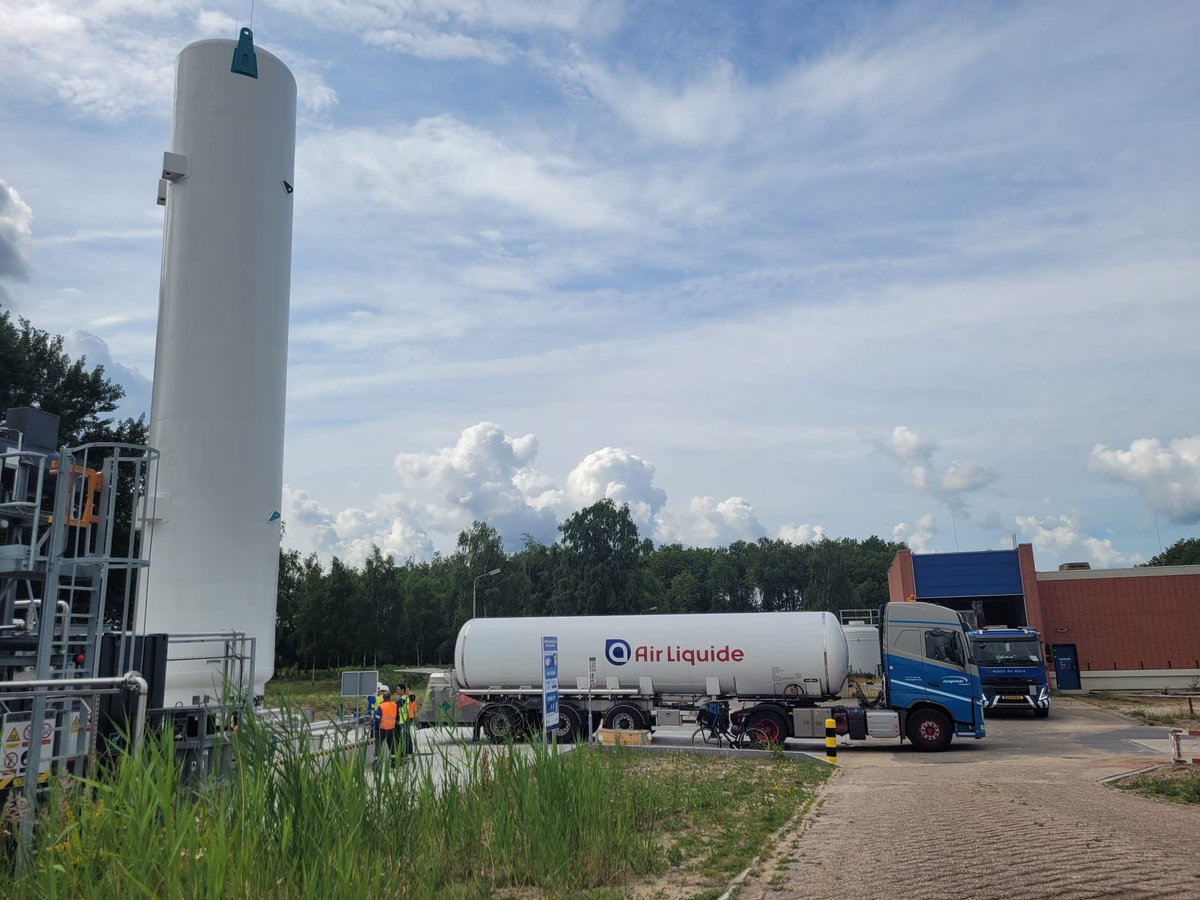 Vandaag hebben we voor de 1e keer een tankwagen gevuld met CO2 op RWZI Tilburg. 

Het CO2 komt vrij bij de opwerking van biogas naar aardgas (kwaliteit) en wordt ingezet in de glastuinbouw. @wddommel <a href="/airliquidegroup/">Air Liquide Group</a>