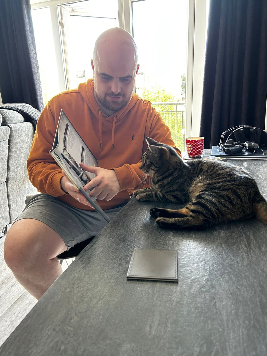 Team Ireland is committed to training the next generation of AoS champions. Here we see James going over the finer points of re-rollable 5" charges with his Beasts of Chaos protégé.

#WarhammerCommunity