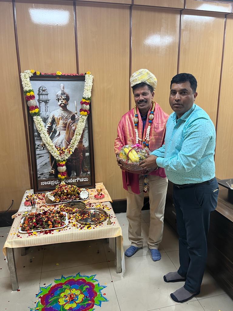 KVCDCofficial's tweet photo. ಜಯಂತಿಯ ಅಂಗವಾಗಿ ಹಿಂದುಳಿದ ವರ್ಗಗಳ ಕಲ್ಯಾಣ ಇಲಾಖೆಯ ಸರ್ಕಾರದ ಕಾರ್ಯದರ್ಶಿಗಳು ಹಾಗೂ ವಿವಿಧ ನಿಗಮಗಳ ವ್ಯವಸ್ಥಾಪಕ ನಿರ್ದೇಶಕರು ಕಚೇರಿಗೆ ಆಗಮಿಸಿ ನಾಡಪ್ರಭು ಕೆಂಪೇಗೌಡರ ಪಟಕ್ಕೆ ಗೌರವ ನಮನ ಸಲ್ಲಿಸಿದರು.
#ಕೆಂಪೇಗೌಡ_ಜಯಂತಿ 
#KempeGowdaJayanti https://t.co/cNu5xYjgqr
