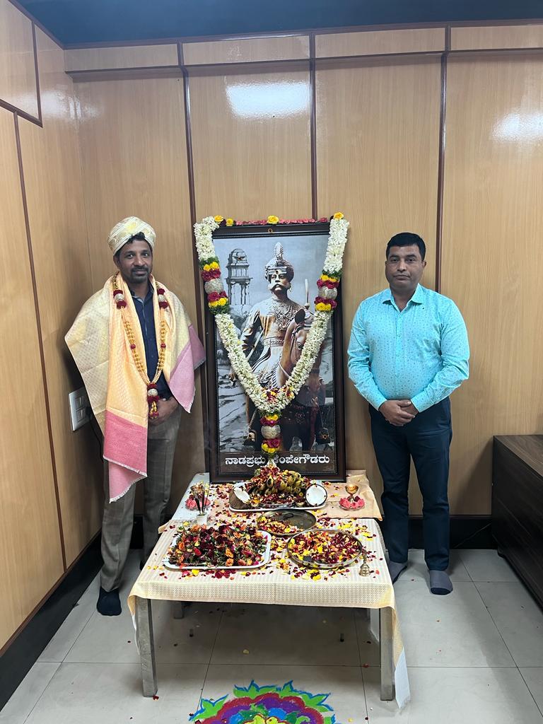 KVCDCofficial's tweet photo. ಜಯಂತಿಯ ಅಂಗವಾಗಿ ಹಿಂದುಳಿದ ವರ್ಗಗಳ ಕಲ್ಯಾಣ ಇಲಾಖೆಯ ಸರ್ಕಾರದ ಕಾರ್ಯದರ್ಶಿಗಳು ಹಾಗೂ ವಿವಿಧ ನಿಗಮಗಳ ವ್ಯವಸ್ಥಾಪಕ ನಿರ್ದೇಶಕರು ಕಚೇರಿಗೆ ಆಗಮಿಸಿ ನಾಡಪ್ರಭು ಕೆಂಪೇಗೌಡರ ಪಟಕ್ಕೆ ಗೌರವ ನಮನ ಸಲ್ಲಿಸಿದರು.
#ಕೆಂಪೇಗೌಡ_ಜಯಂತಿ 
#KempeGowdaJayanti https://t.co/cNu5xYjgqr