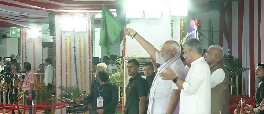 Vande Mataram
Ushering a new era of high speed trains.
Dharwad-Bengaluru Vande Bharat inaugurated today by Hon'ble PM. Dream of semi high-speed train between Bengaluru and Dharwad come true today, with tireless efforts in last two years by Railway for completing RE of this route.