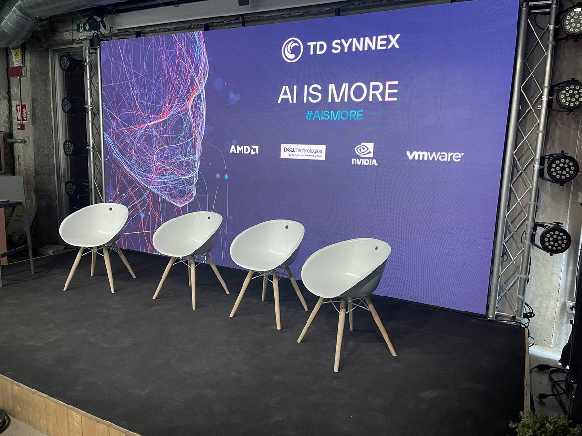 Pronti via #aismore con compagni di viaggio di grande qualità 

<a href="/faustoturco/">Fausto Turco</a> <a href="/franzrusso/">Franz Russo</a>